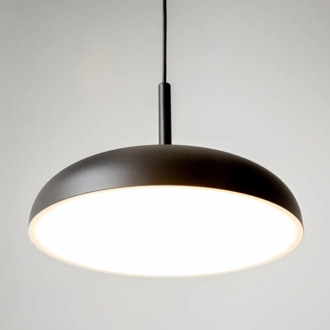 Suspension gerhard avec coupole arrondie en finition mate noire et led intégrée diffusant une lumière blanche douce