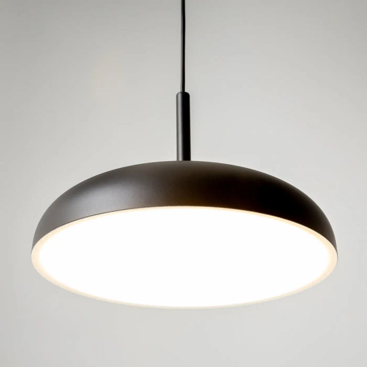 Suspension gerhard avec coupole arrondie en finition mate noire et led intégrée diffusant une lumière blanche douce