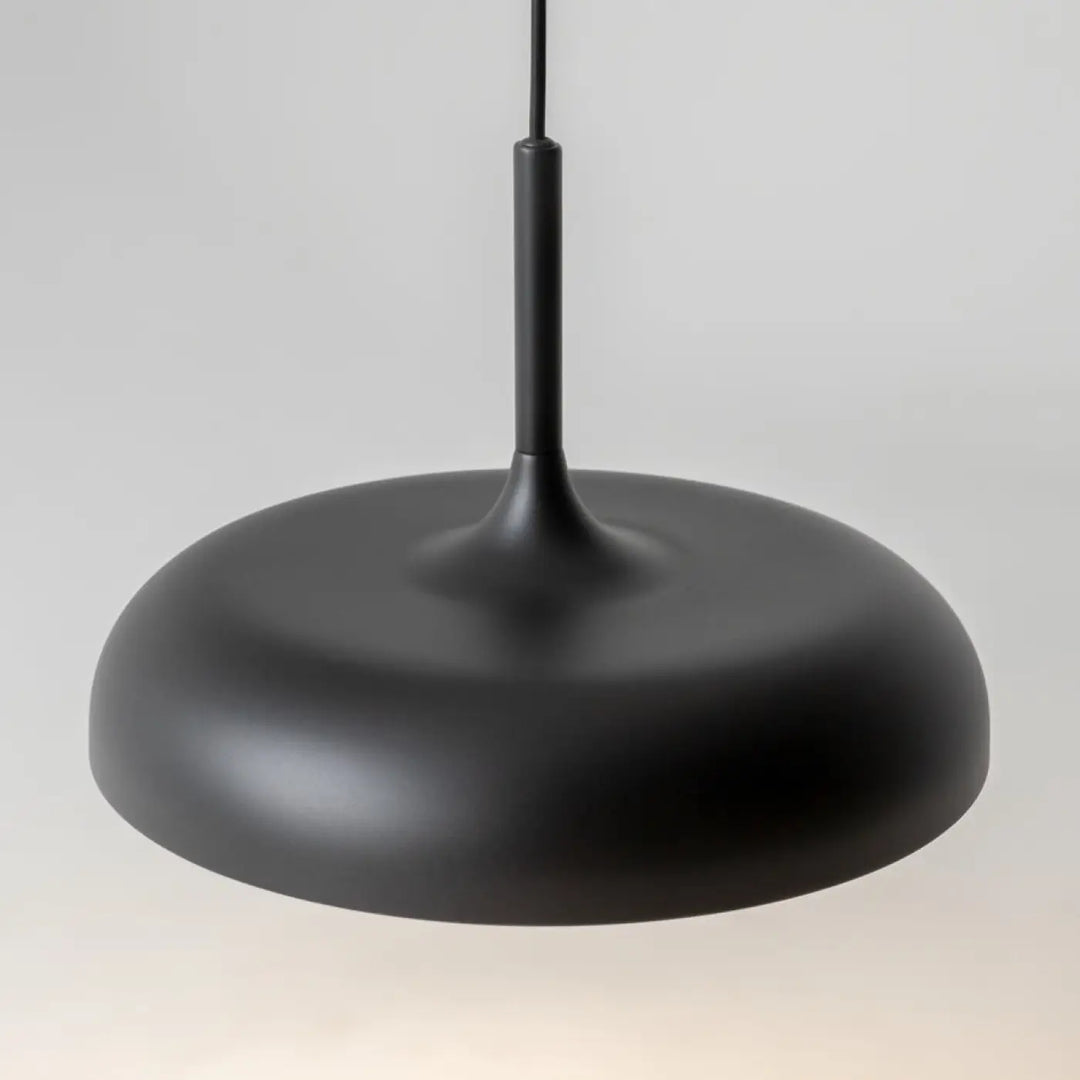 Suspension gerhard coupole arrondie noir mat avec led intégrée et design minimaliste épuré