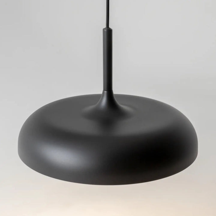 Suspension gerhard coupole arrondie noir mat avec led intégrée et design minimaliste épuré