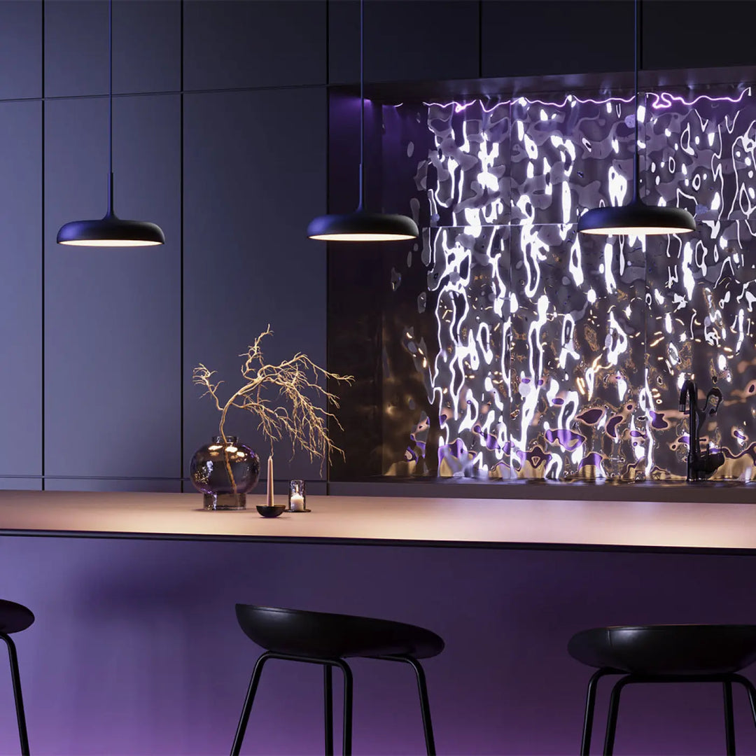 Trois suspension gerhard noires avec led intégrée et coupole arrondie suspendues au-dessus dîlot de cuisine moderne
