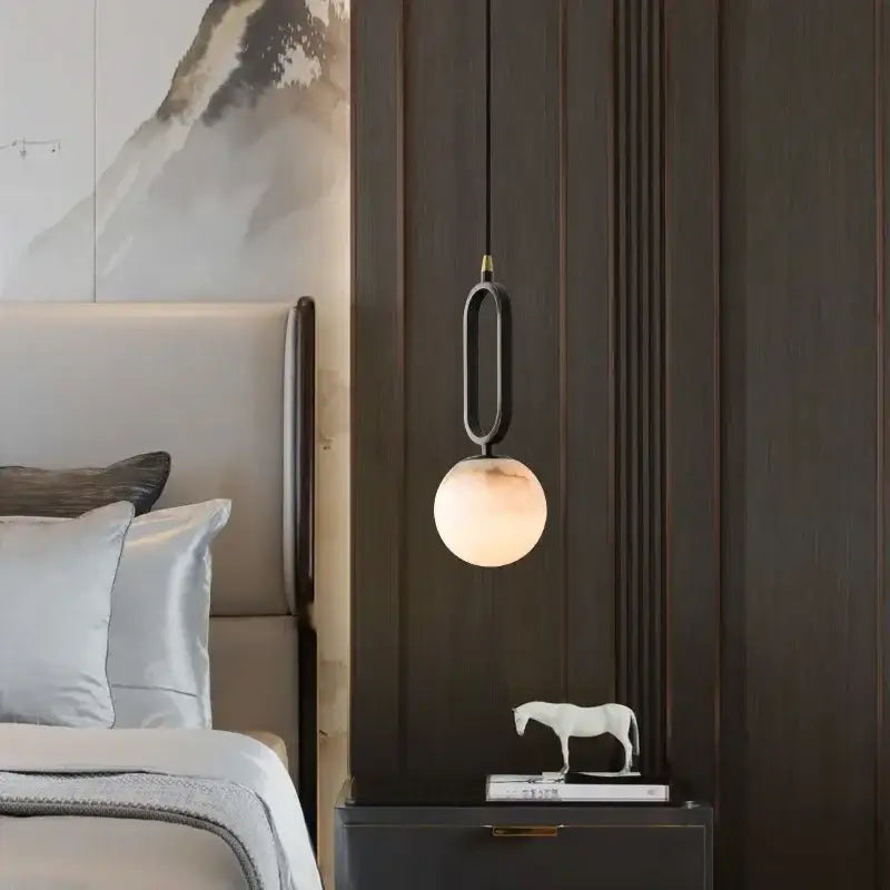 Suspension Globe Marbre Blanc et Anneau Noir Design Moderne Élégant