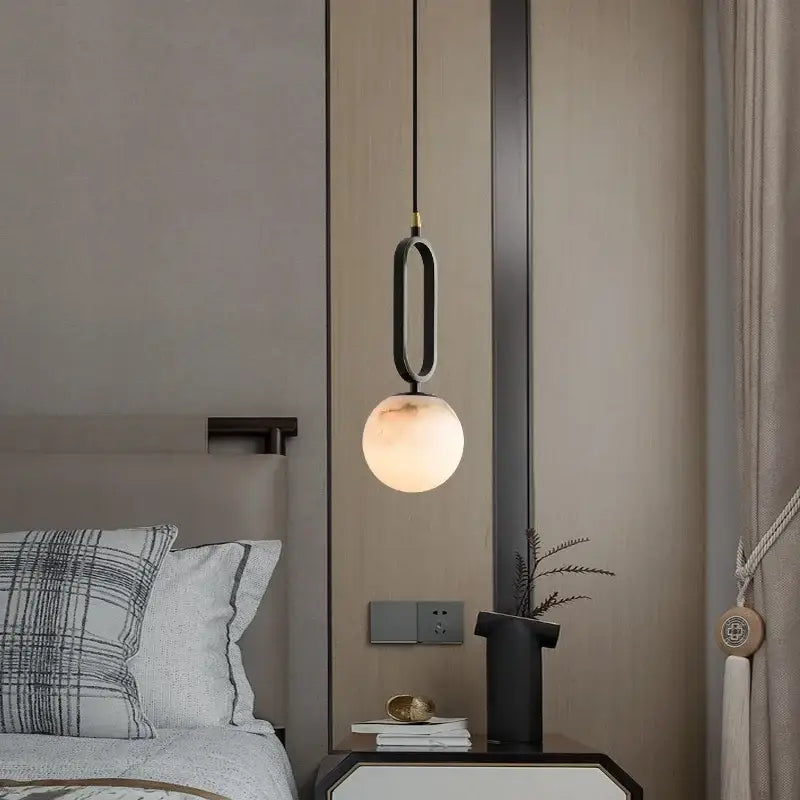 Suspension Globe Marbre Blanc et Anneau Noir Design Moderne Élégant