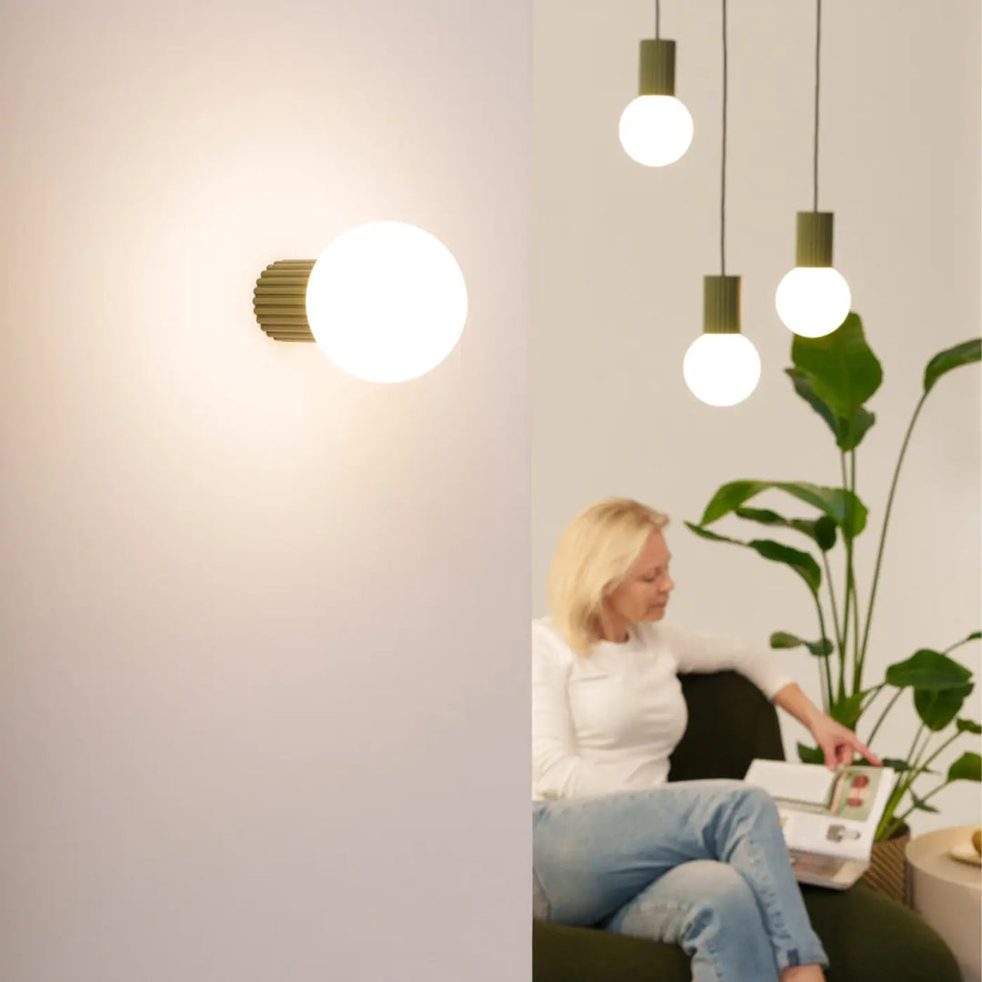 Suspension Luminaire vert olive allumée, vue rapprochée