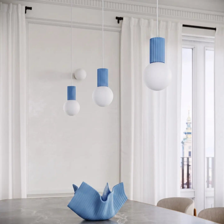 Suspension Luminaire bleu clair allumée, vue rapprochée