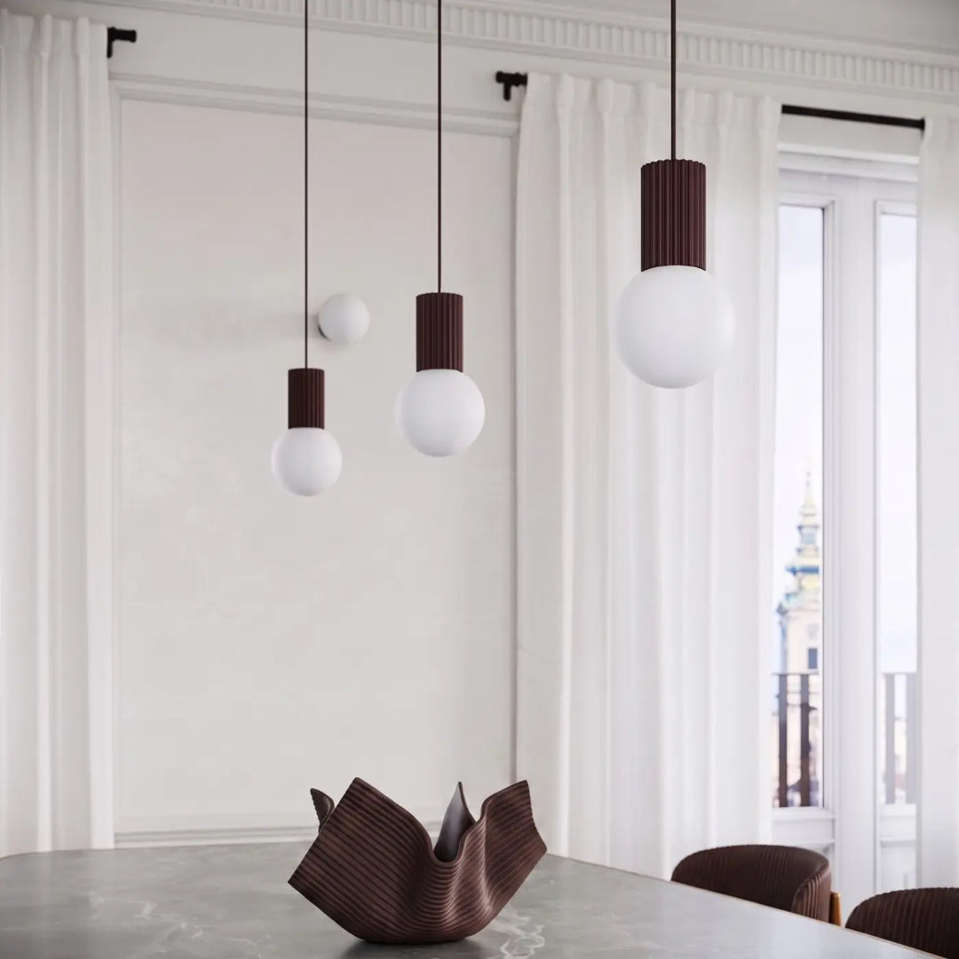 Suspension Luminaire marron allumée, vue rapprochée