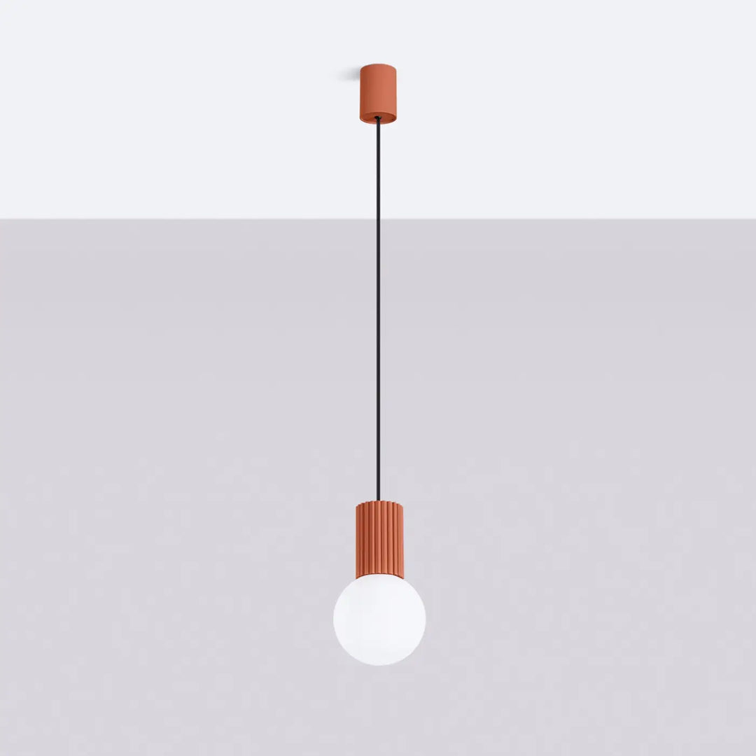 Suspension Luminaire ocre rouge éteinte, vue rapprochée