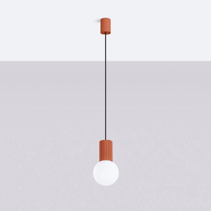 Suspension Luminaire ocre rouge éteinte, vue rapprochée