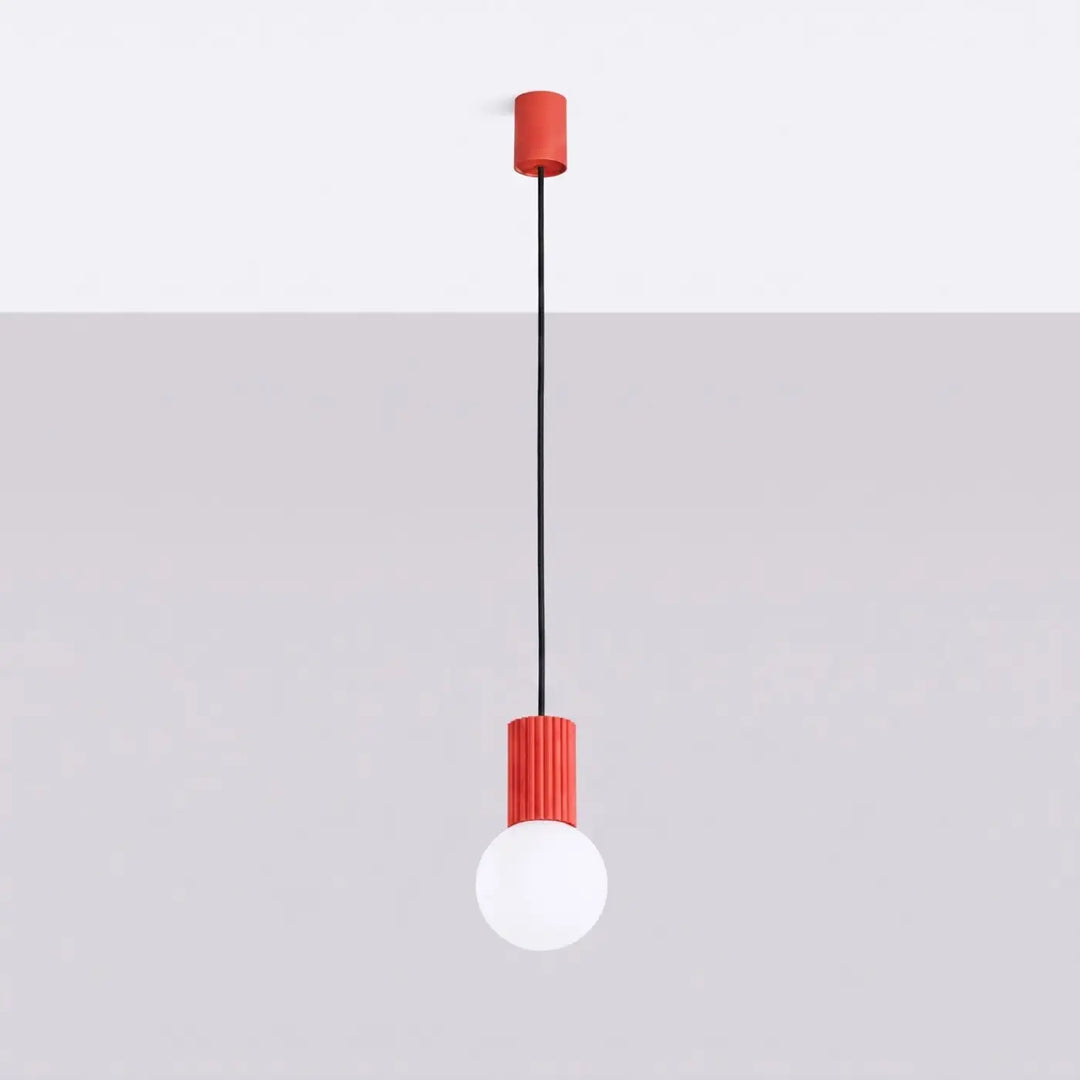 Suspension Luminaire rouge éteinte, vue rapprochée