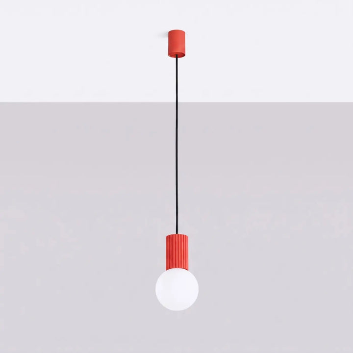 Suspension Luminaire rouge éteinte, vue rapprochée