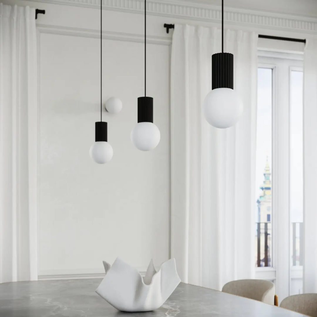 Suspension Luminaire noir allumée, vue rapprochée