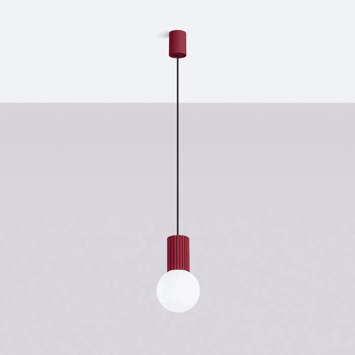 Suspension Luminaire bordeaux éteinte, vue rapprochée