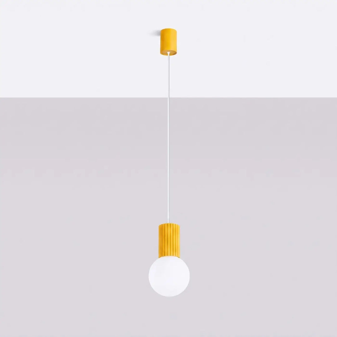 Suspension Luminaire jaune éteinte, vue rapprochée