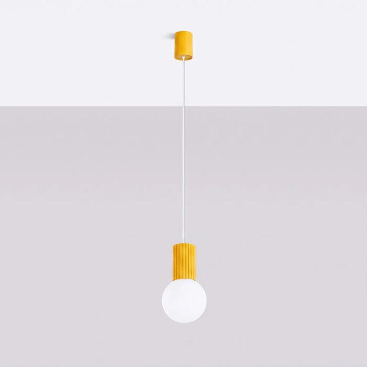 Suspension Luminaire jaune éteinte, vue rapprochée