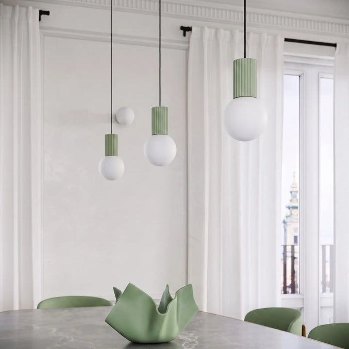 Suspension Luminaire sauge allumée, vue rapprochée