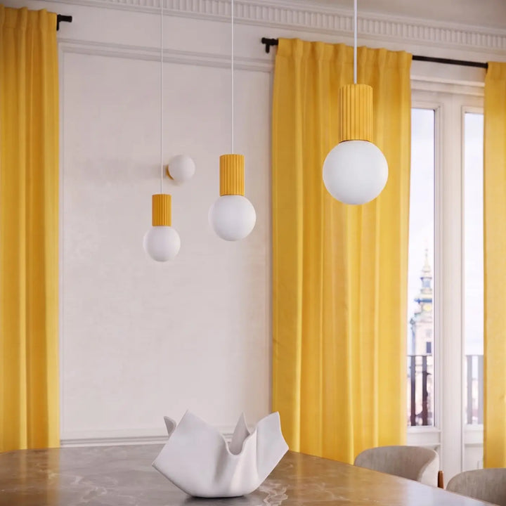 Suspension Luminaire jaune allumée, vue rapprochée