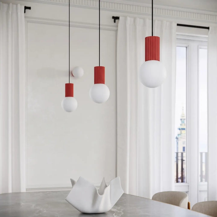 Suspension Luminaire rouge allumée, vue rapprochée