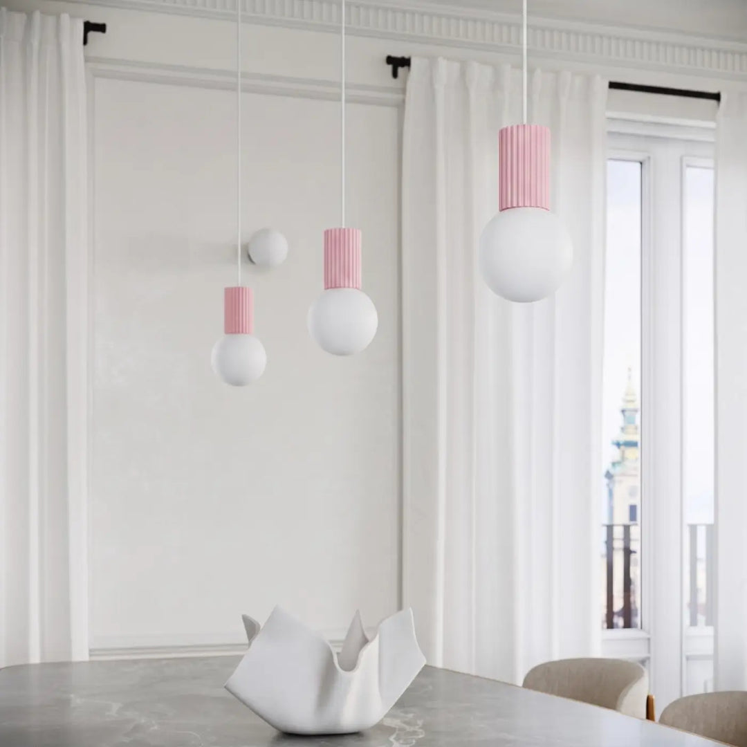 Suspension Luminaire rose allumée, vue rapprochée