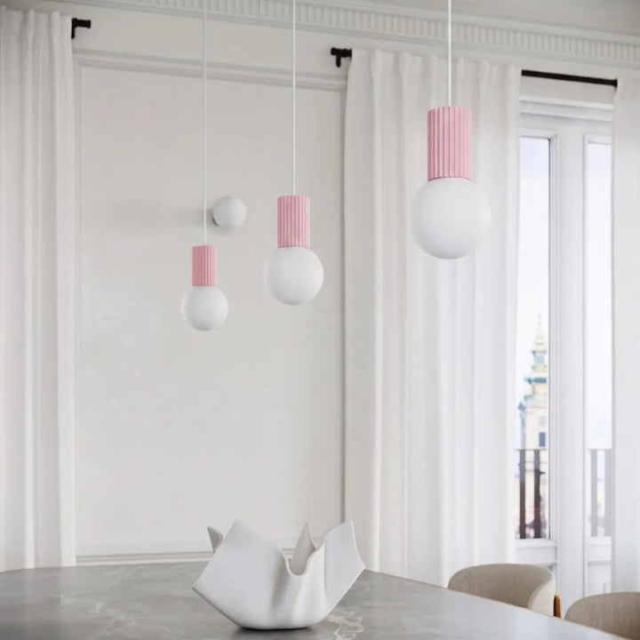Suspension Luminaire rose allumée, vue rapprochée