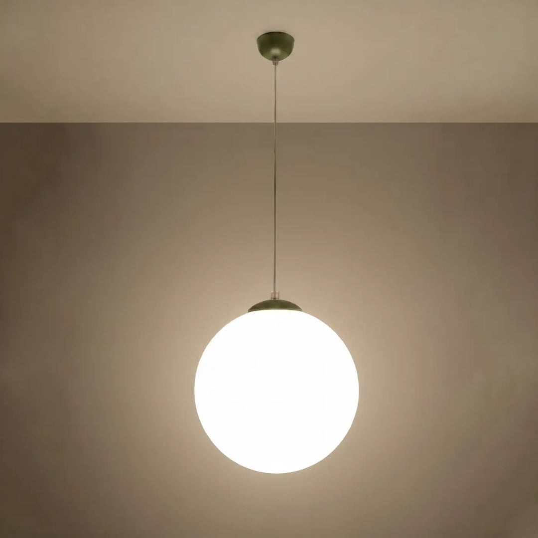 Suspension Ugo à globe en verre blanc et monture vert olive, allumée