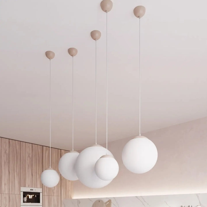 Suspension taupe dans un intérieur contemporain