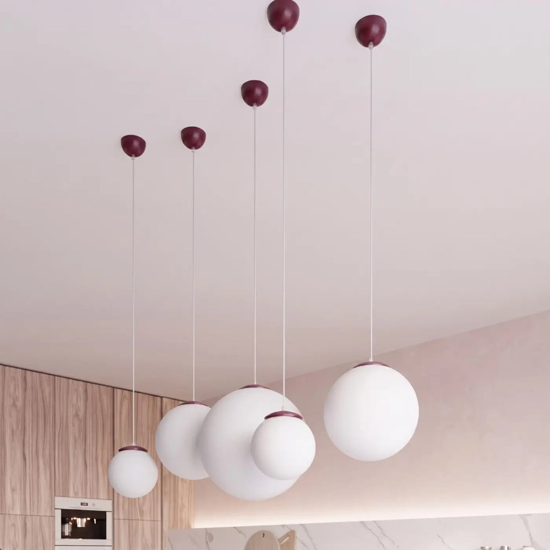 Suspension bordeaux dans un intérieur contemporain
