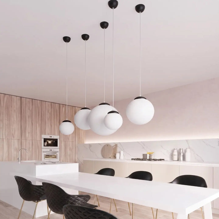 Suspension noir dans un intérieur contemporain
