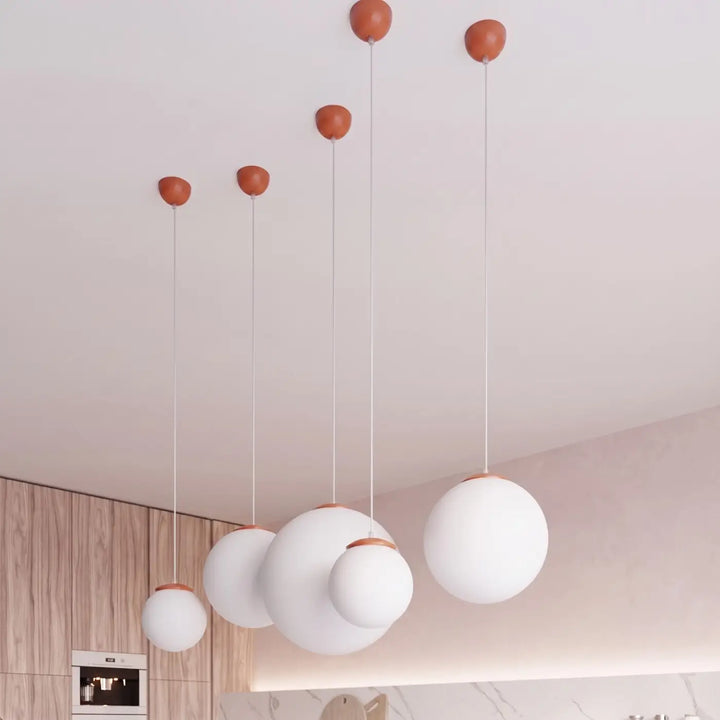 Suspension ocre rouge dans un intérieur contemporain