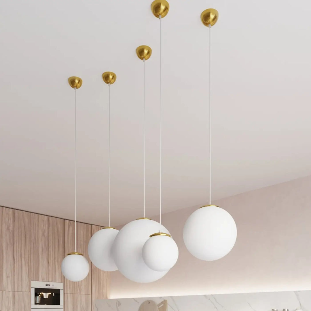 Suspension doré/blanc dans un intérieur contemporain