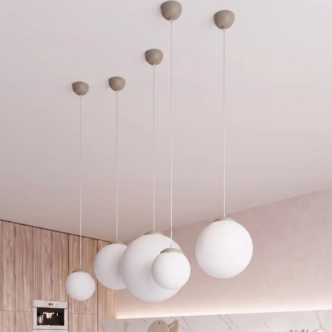 Suspension taupe vue rapprochée dans son décor
