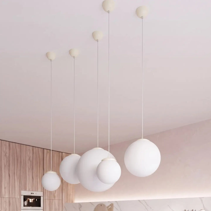 Suspension beige dans un intérieur contemporain