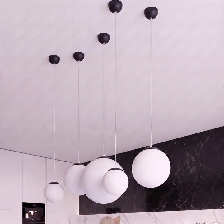 Suspension noir dans un intérieur contemporain