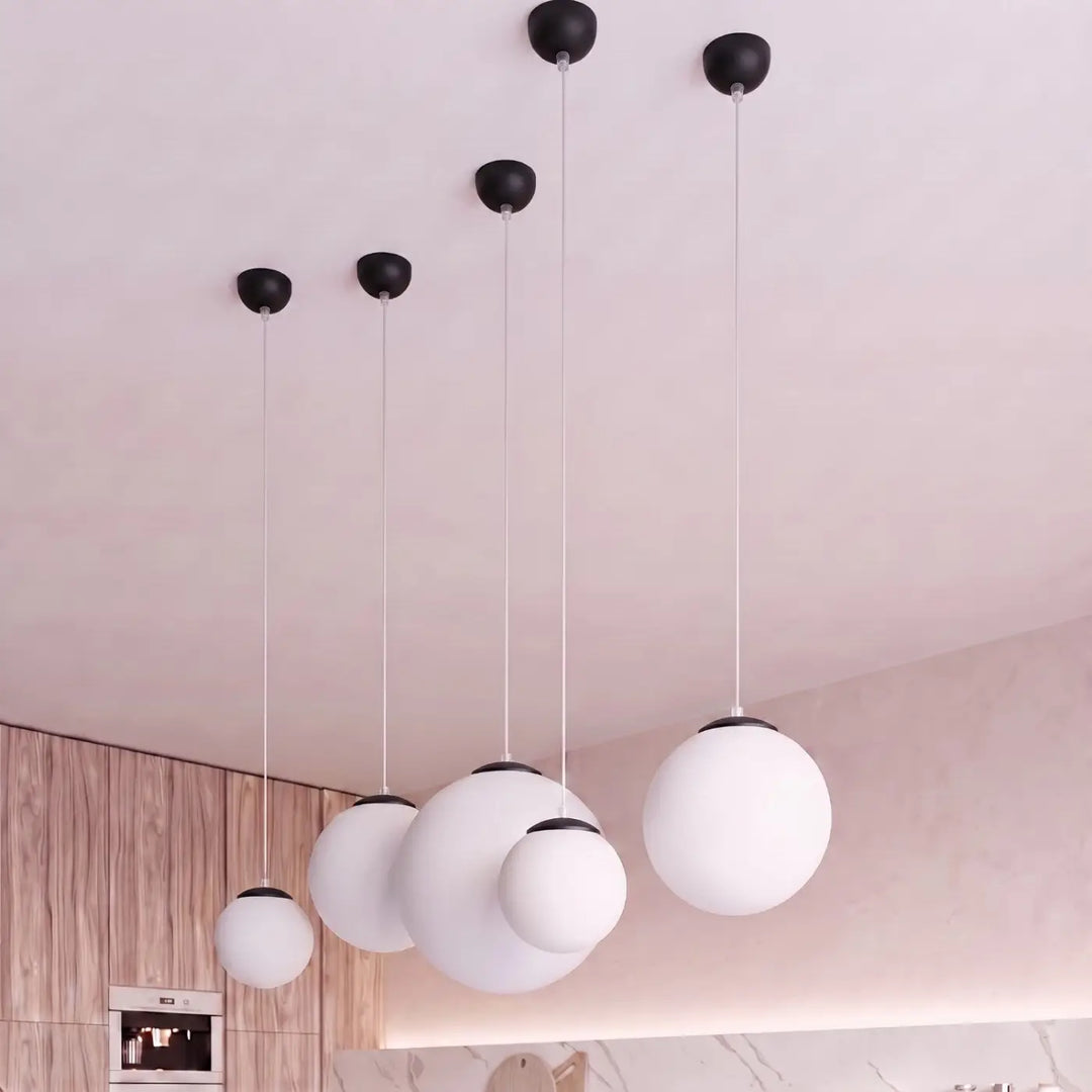 Suspension noir dans un intérieur contemporain