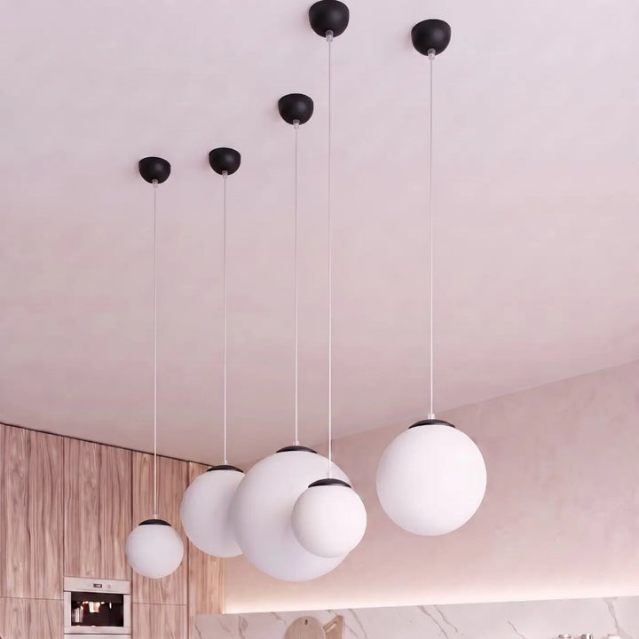 Suspension noir dans un intérieur contemporain