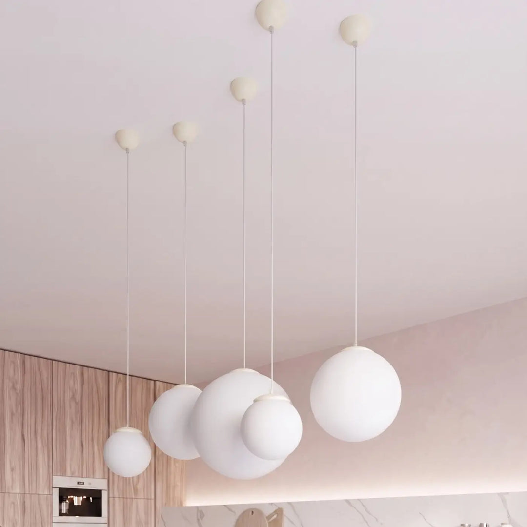 Suspension beige dans un intérieur contemporain