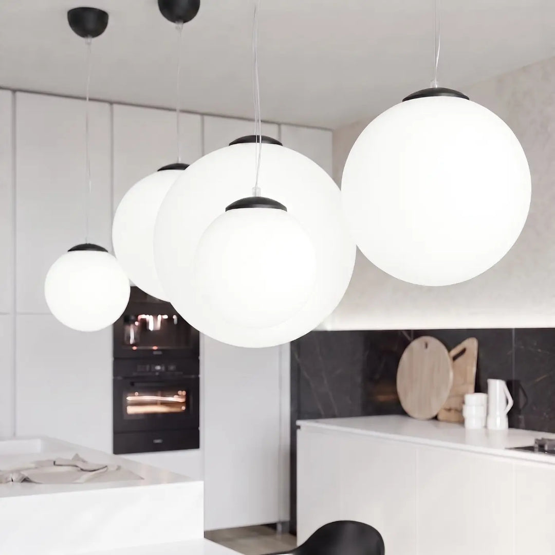 Suspension noir vue rapprochée dans son décor