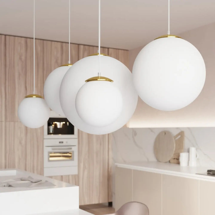 Suspension doré/blanc vue rapprochée dans son décor