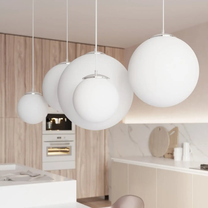 Suspension blanc/chromé vue rapprochée dans son décor