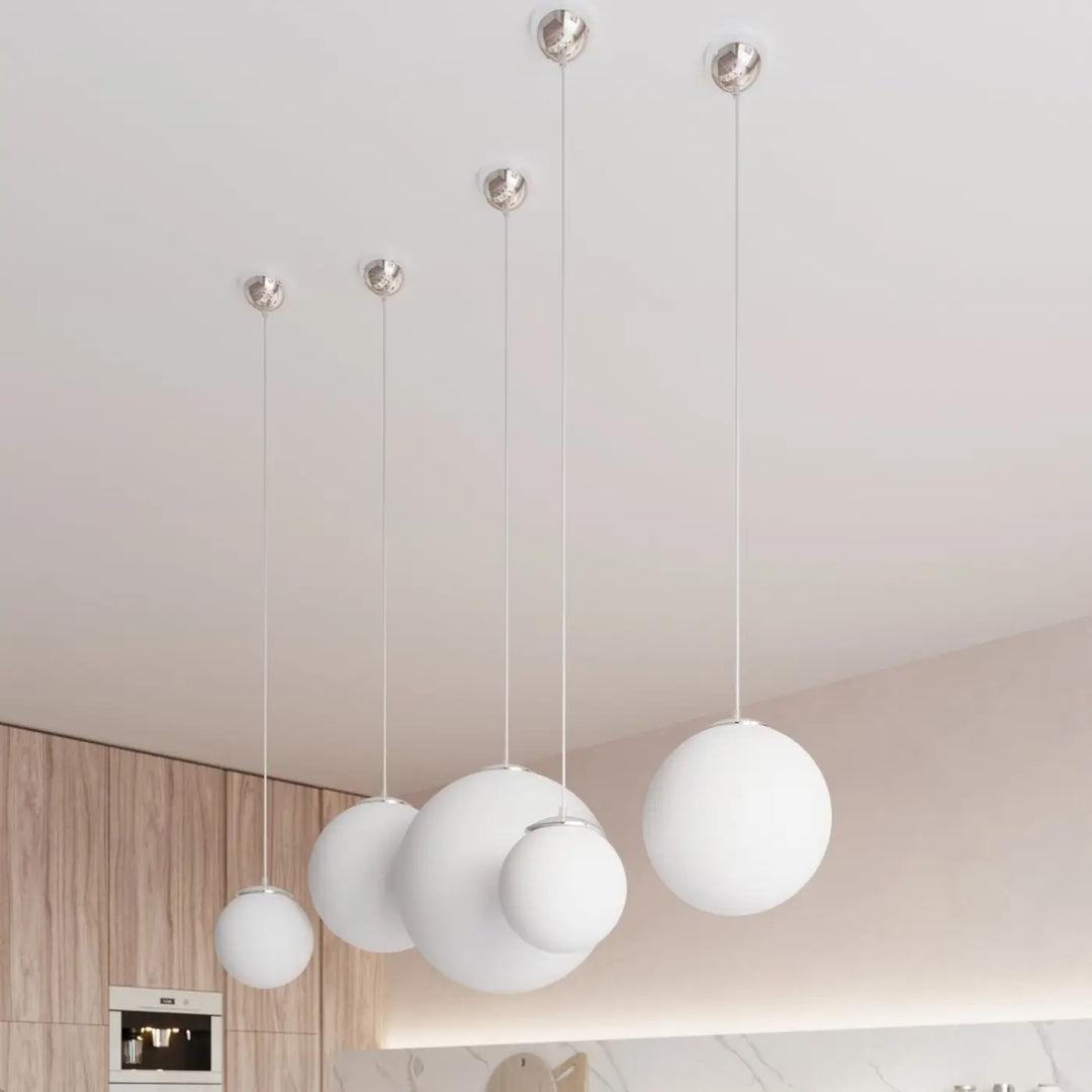 Suspension blanc/chromé dans un intérieur contemporain