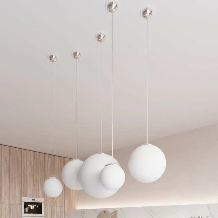 Suspension blanc/chromé dans un intérieur contemporain