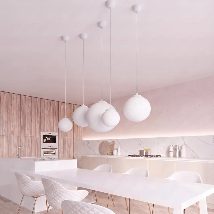 Suspension blanc dans un intérieur contemporain