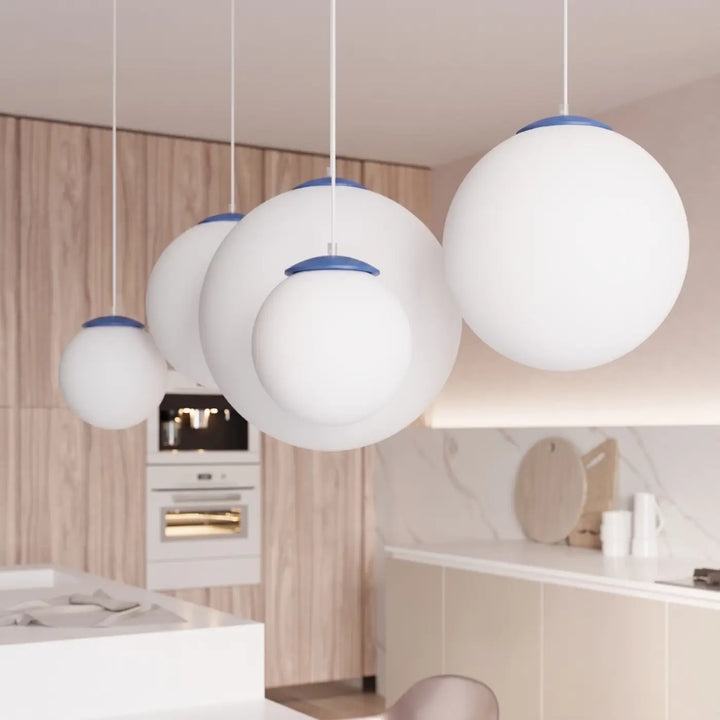 Suspension Ugo à globe en verre blanc et monture outremer dans un intérieur contemporain