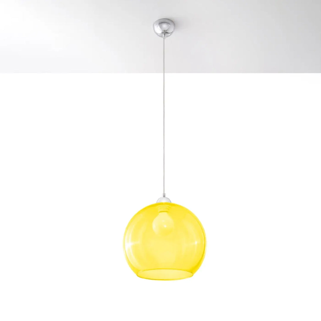 Suspension Luminaire jaune éteinte, vue rapprochée