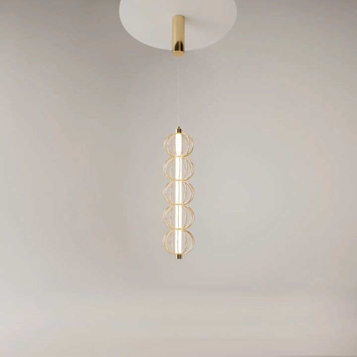 Suspension golden cage tube vertical en métal doré avec cinq anneaux circulaires empilés et ampoules intégrées