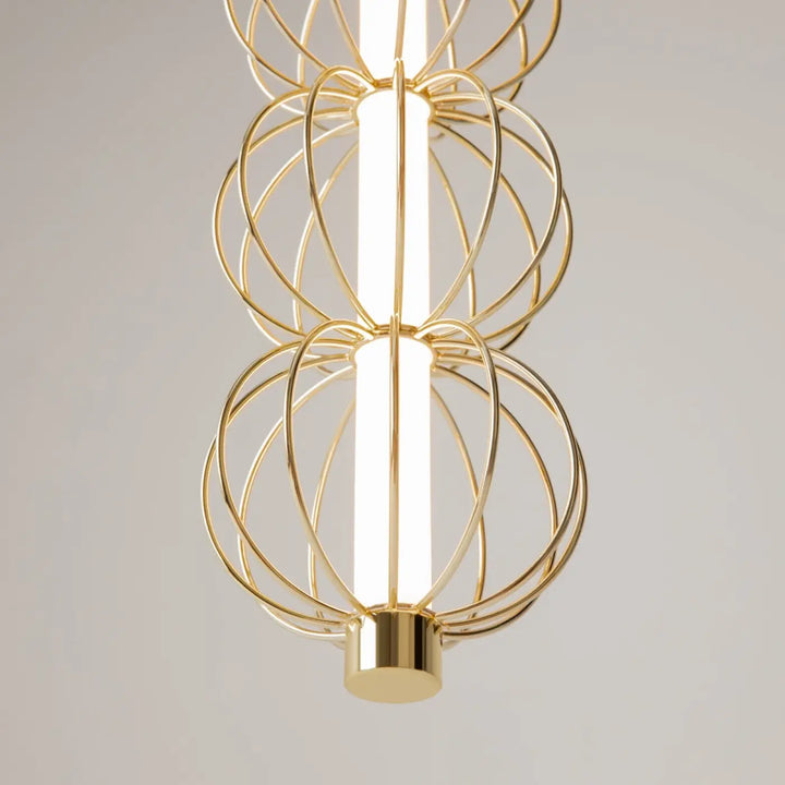 Suspension golden cage dorée en fil métallique avec tubes led cylindriques verticaux dans un design en spirale