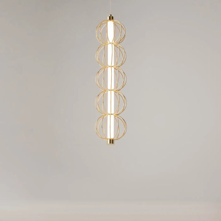 Suspension golden cage dorée minimaliste avec cinq cages circulaires empilées et tubes led verticaux