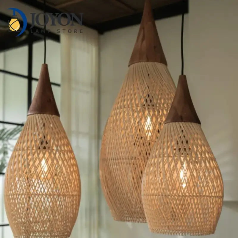 Suspension goutte en rotin naturel et bois sculpté

