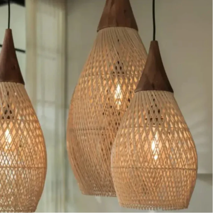 Suspension goutte en rotin naturel et bois sculpté

