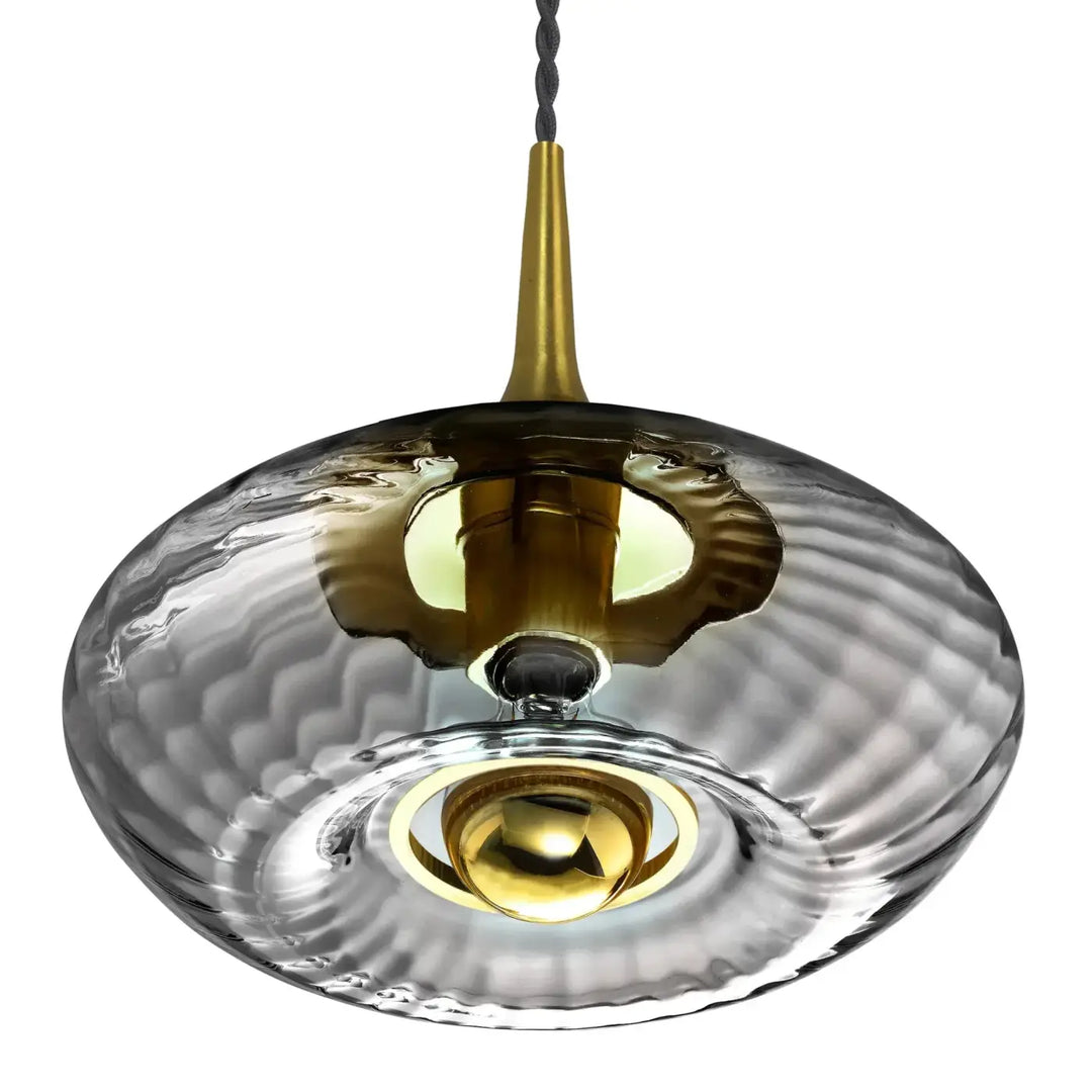 Suspension grace moderne avec verre soufflé texturé fumé et accents en laiton modèle grace