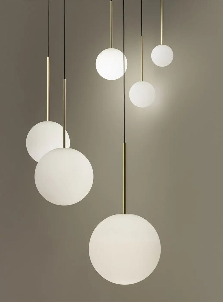 Suspensions Bola Sphere en verre opale dans un intérieur